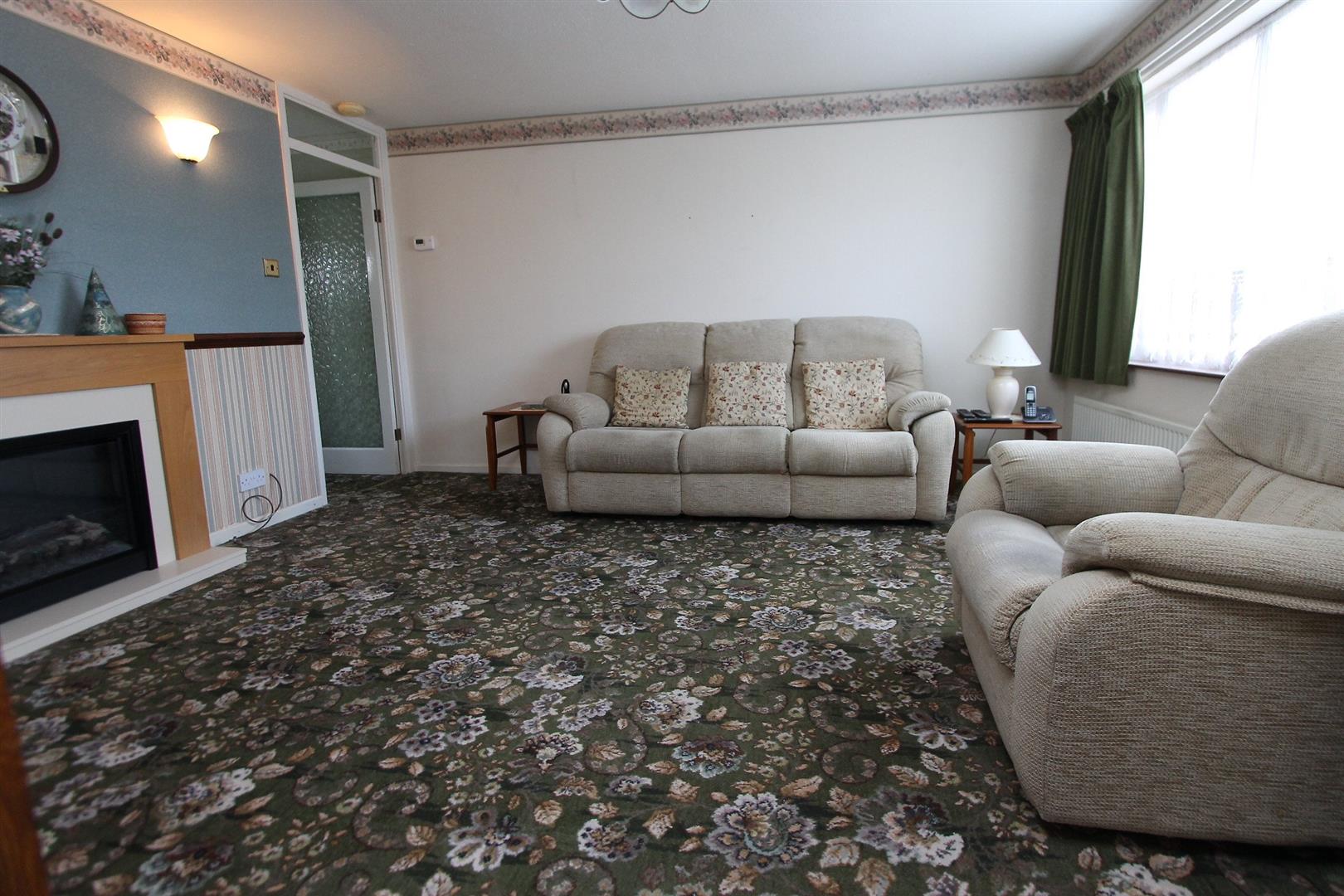 3 bed property in Tennyson Way, Kidderminster